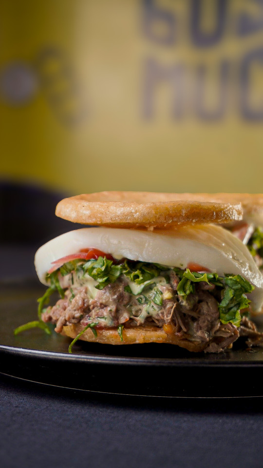 Arepas Clásicas (Carne Mechada, Pollo o Pernil)