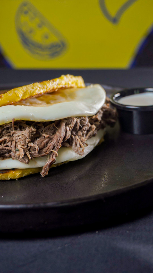 Cachapa Especial (Carne mechada, Pollo o Pernil)